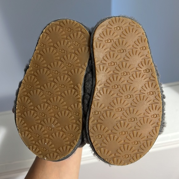 BABY/toddler UGG FLUFF YEAH SLIDES size 6 - Picture 2 of 3